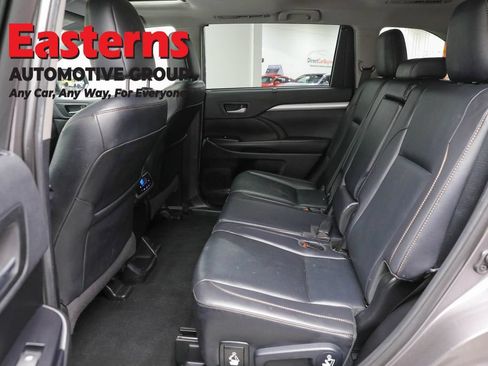Used 2019 Toyota Highlander XLE AWD/4WD image 23