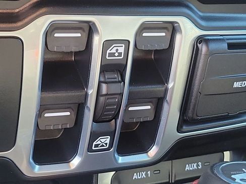 Used 2020 Jeep Wrangler Unlimited Sahara image 26