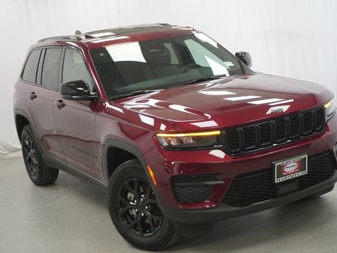 Certified 2025 Jeep Grand Cherokee Altitude image 8