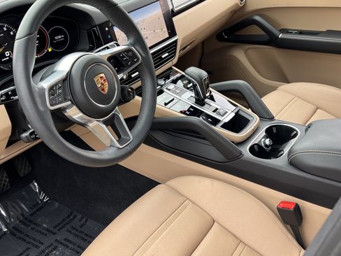 Certified 2023 Porsche Cayenne Platinum Edition image 4