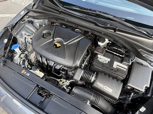 Used 2018 Hyundai Elantra GT FWD image 18