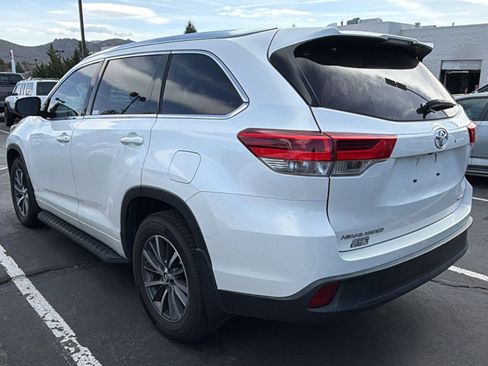 Used 2018 Toyota Highlander XLE image 3