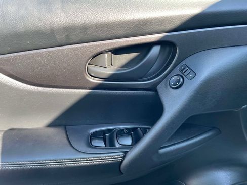 Used 2019 Nissan Rogue S FWD image 19