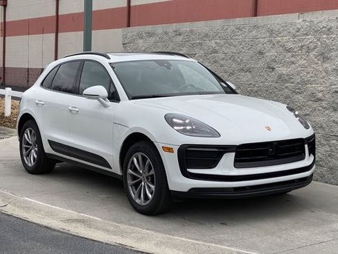 Certified 2024 Porsche Macan image 2