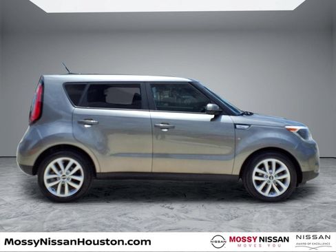 Used 2017 Kia Soul + FWD image 8