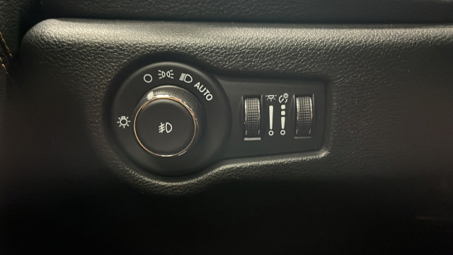 Used 2023 Chrysler Pacifica Pinnacle FWD image 35