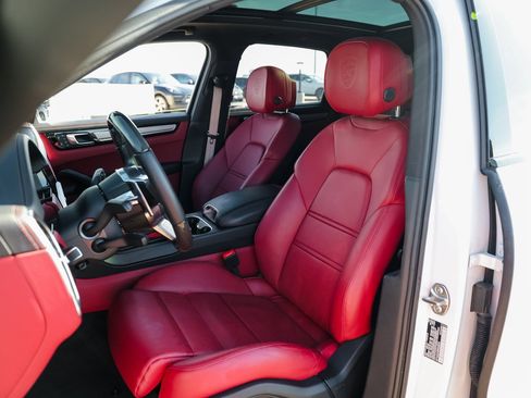 Certified 2023 Porsche Cayenne Platinum Edition image 5