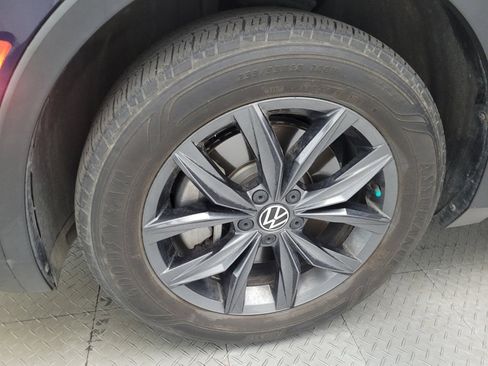 Used 2022 Volkswagen Tiguan SE w/ Panoramic Sunroof Package FWD image 31