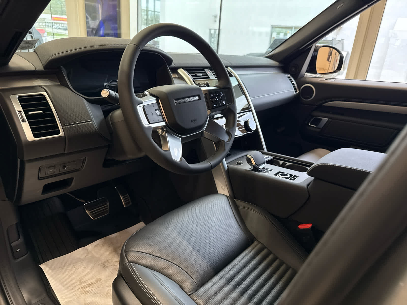Used 2025 Land Rover Discovery Dynamic SE AWD/4WD image 11