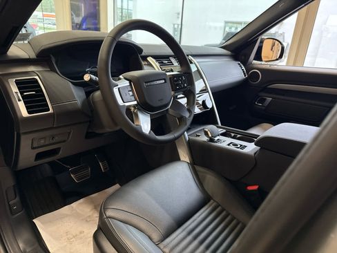 Used 2025 Land Rover Discovery Dynamic SE image 11