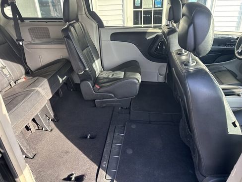Used 2014 Chrysler Town & Country Touring-L w/ Driver Convenience Group image 12