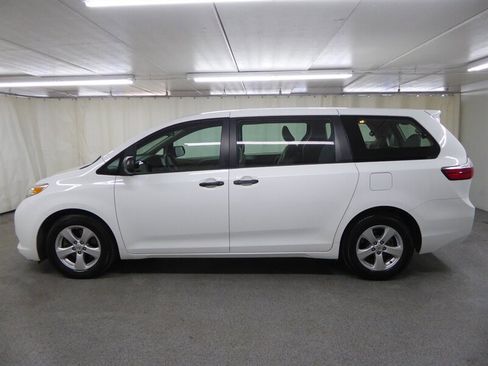Used 2016 Toyota Sienna L image 4