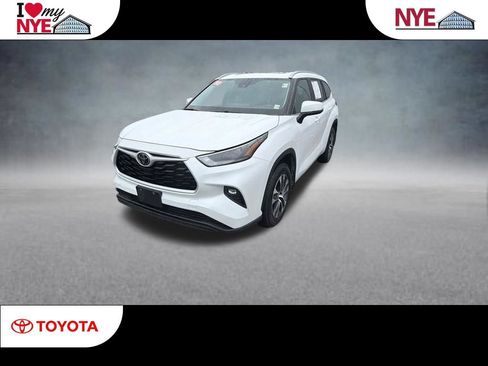 Used 2023 Toyota Highlander XLE AWD/4WD image 1