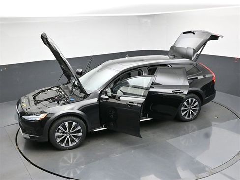 Used 2024 Volvo V90 B6 Cross Country Plus image 52