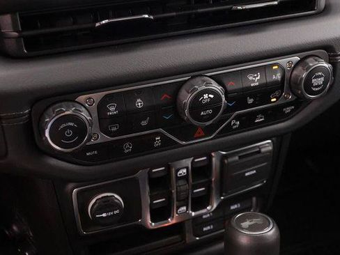 Used 2024 Jeep Wrangler Unlimited Sahara w/ Technology Group AWD/4WD image 18