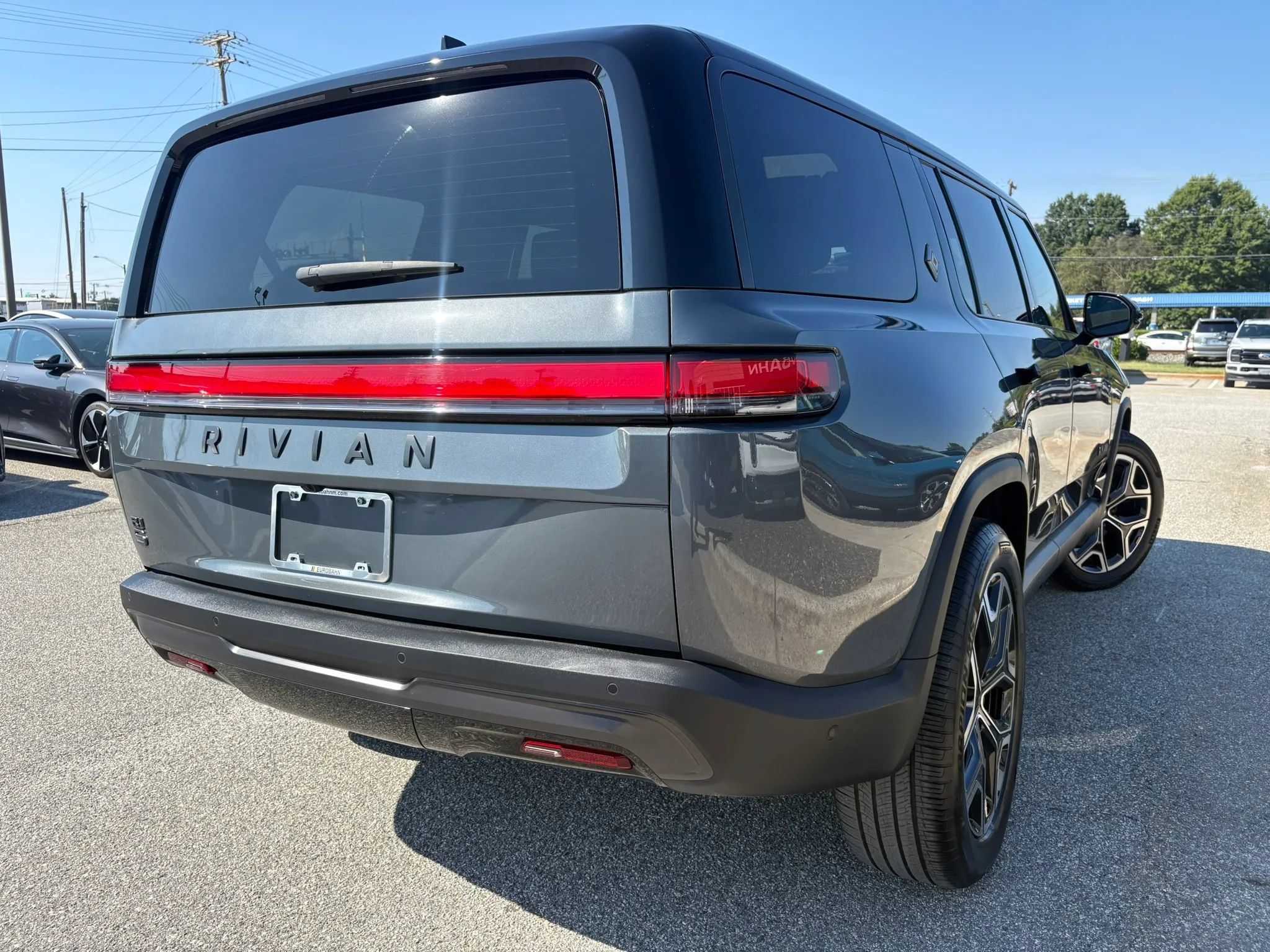 Used 2025 Rivian R1S Adventure Dual AWD/4WD image 5