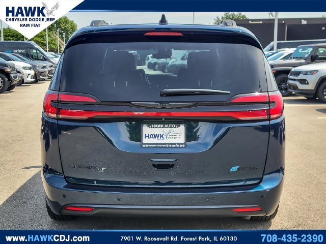 Certified 2024 Chrysler Pacifica Premium FWD image 5