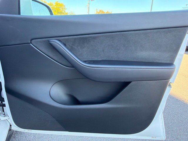 Used 2022 Tesla Model Y Long Range AWD/4WD image 11