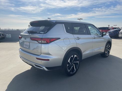 Used 2024 Mitsubishi Outlander SE Black Edition image 2