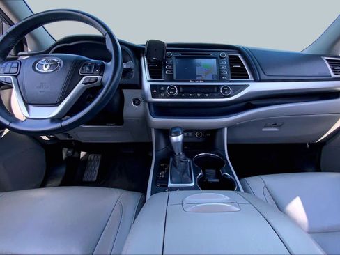 Used 2018 Toyota Highlander XLE FWD image 15