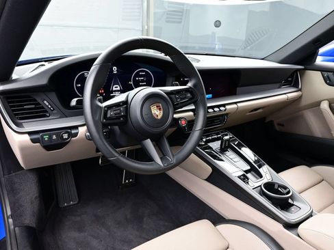 Certified 2025 Porsche 911 Carrera RWD image 4