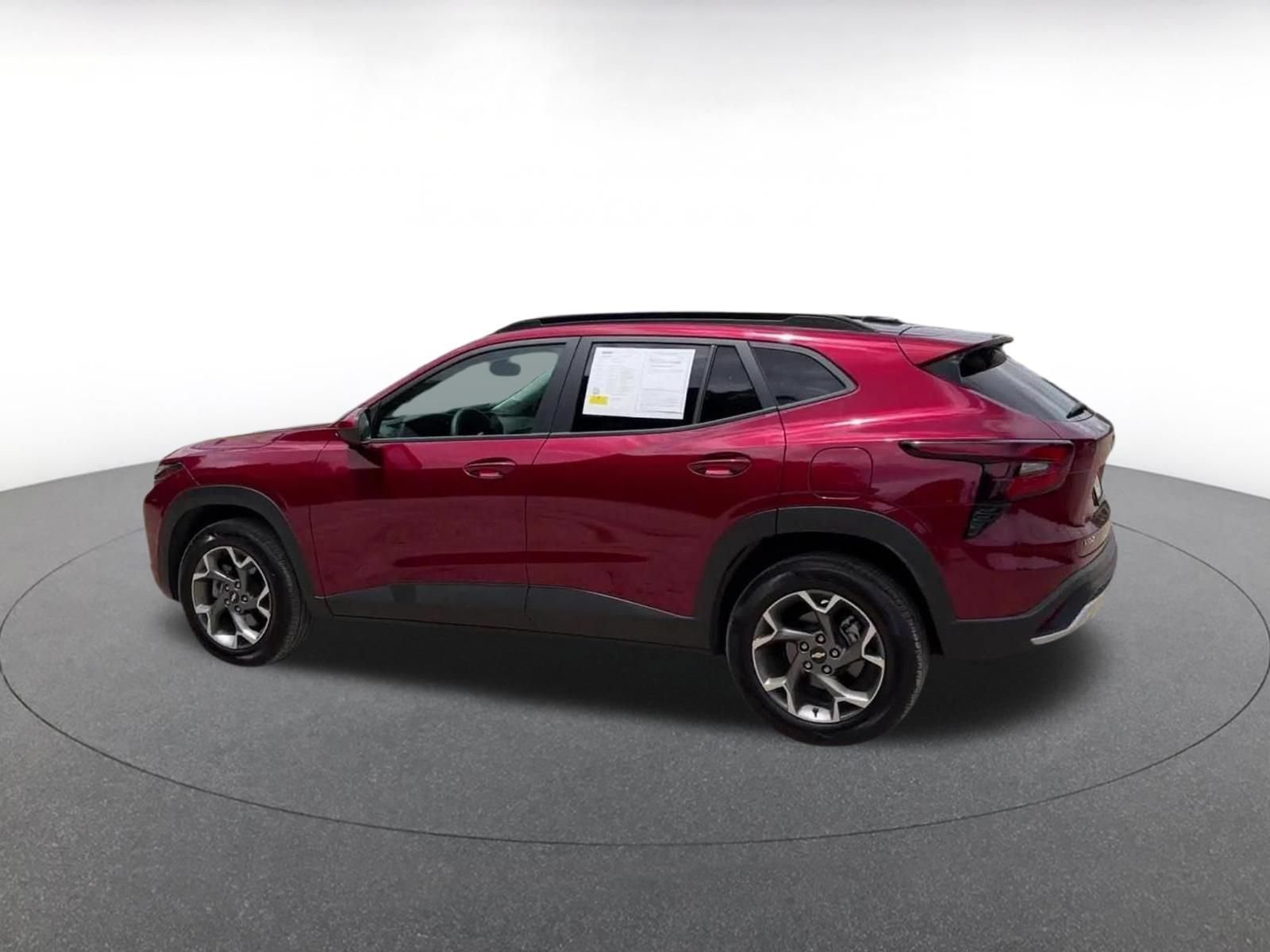Used 2025 Chevrolet Trax LT FWD image 9
