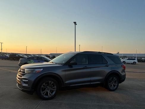 Used 2021 Ford Explorer XLT w/ Equipment Group 202A RWD image 12