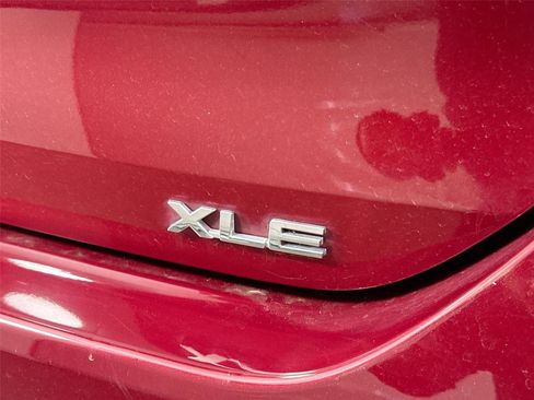 Used 2020 Toyota Highlander XLE image 11