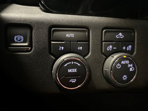 Used 2023 Chevrolet Silverado 1500 LT AWD/4WD image 15