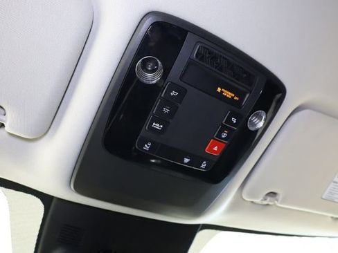 Used 2025 Kia Carnival FWD image 28