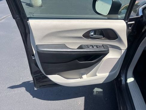 Used 2021 Chrysler Voyager Lxi FWD image 12
