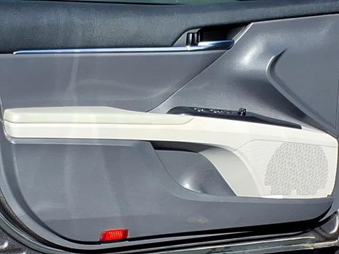 Used 2020 Toyota Camry LE image 17