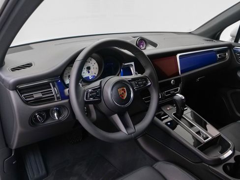 Certified 2025 Porsche Macan image 4