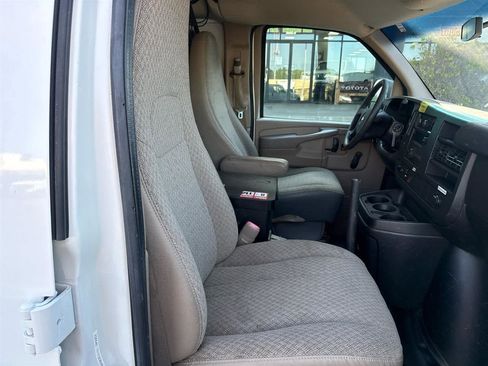 Used 2011 Chevrolet Express 2500 RWD image 18