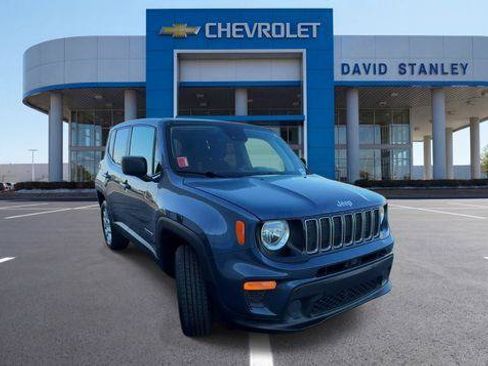 Used 2023 Jeep Renegade Latitude AWD/4WD image 2