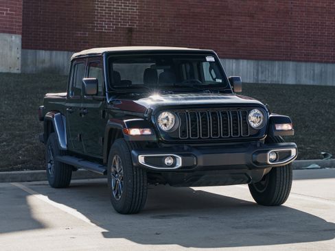 Used 2024 Jeep Gladiator Sport image 2