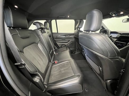 Used 2024 Jeep Grand Cherokee Altitude image 8