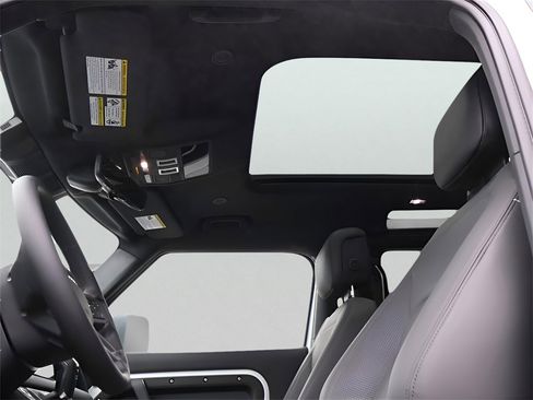 New 2025 Land Rover Defender 90 X-Dynamic SE image 42