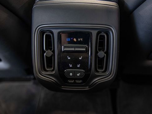 Used 2021 Aston Martin DBX AWD/4WD image 36