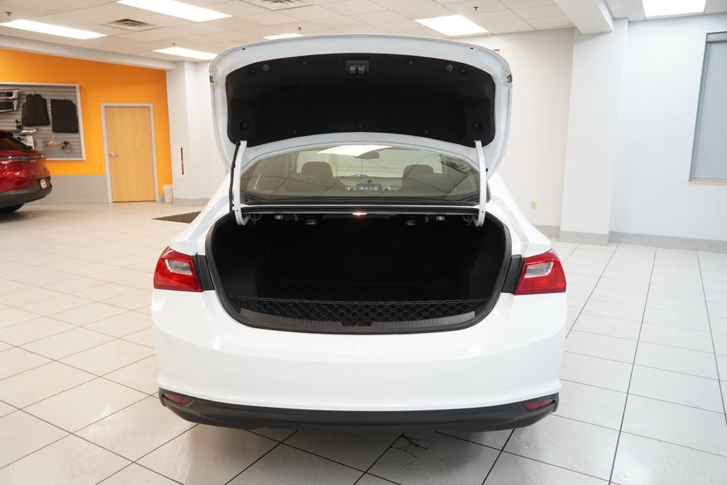 Used 2018 Chevrolet Malibu LT w/ Leather Package FWD image 10