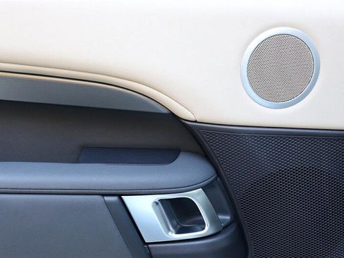 Used 2018 Land Rover Discovery SE image 21