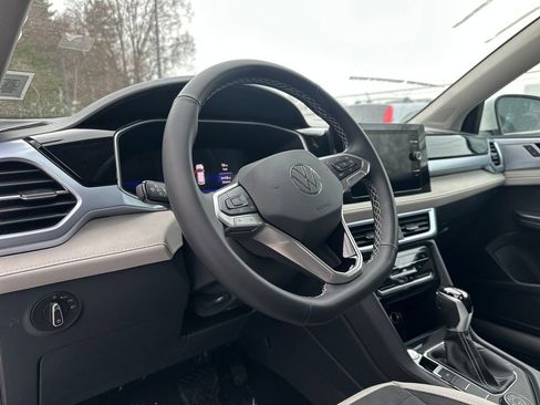 New 2026 Volkswagen Taos SE image 6