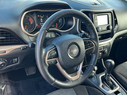 Used 2018 Jeep Cherokee Latitude w/ Altitude Package image 10