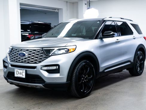 Used 2020 Ford Explorer Platinum w/ Premium Technology Package image 3