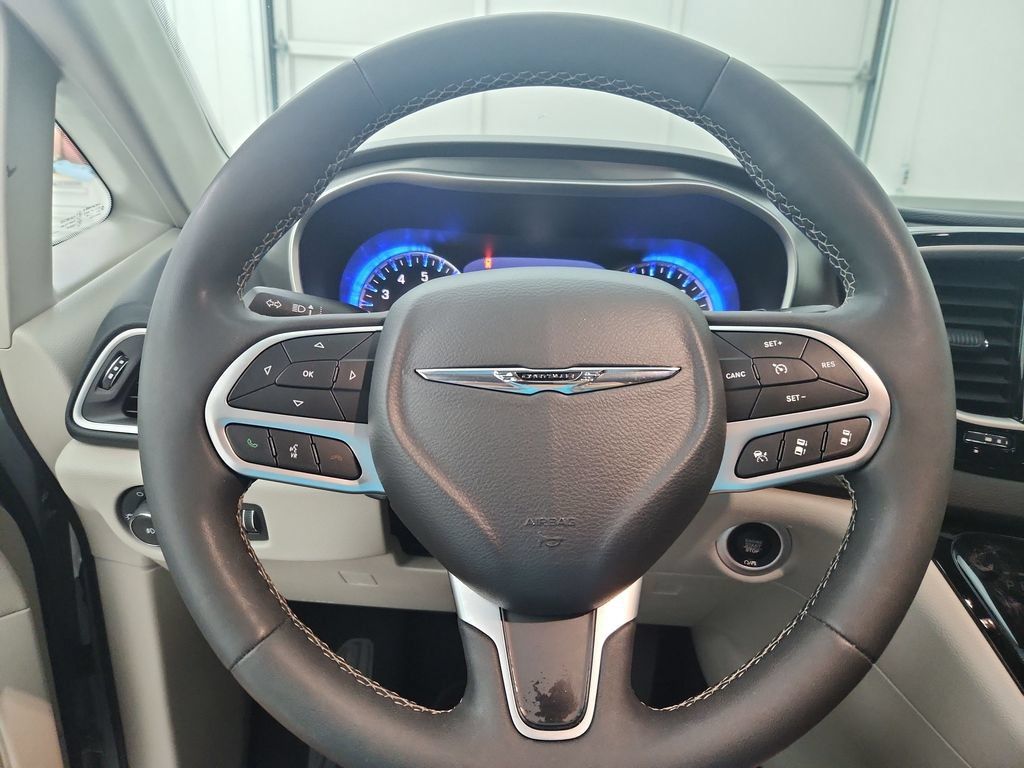 Certified 2024 Chrysler Pacifica Touring-L FWD image 25