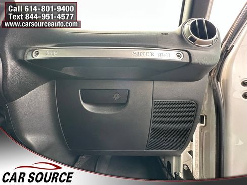 Used 2017 Jeep Wrangler Unlimited Sahara w/ Connectivity Group AWD/4WD image 27