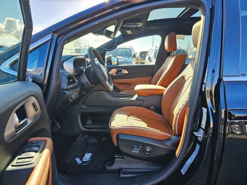 New 2026 Chrysler Pacifica Pinnacle image 18