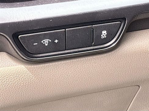 Used 2025 Kia Carnival FWD image 10