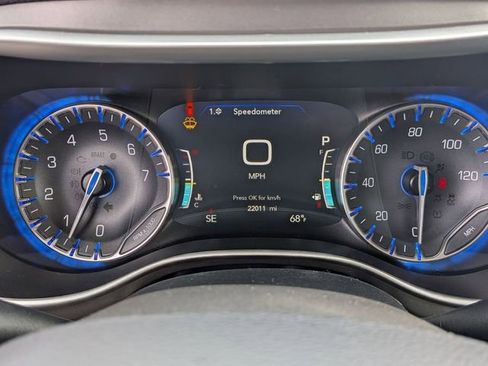 Used 2023 Chrysler Pacifica Touring-L image 15