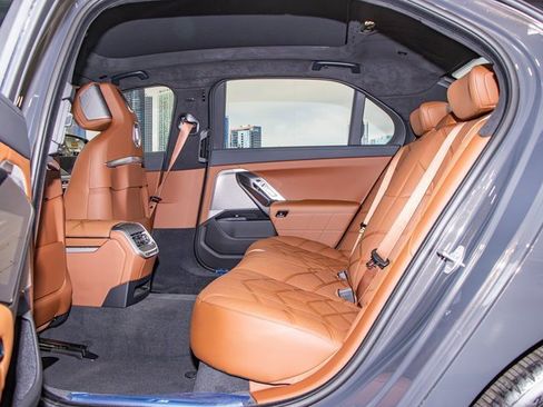 Used 2026 BMW 750e xDrive w/ Autobahn Package image 22